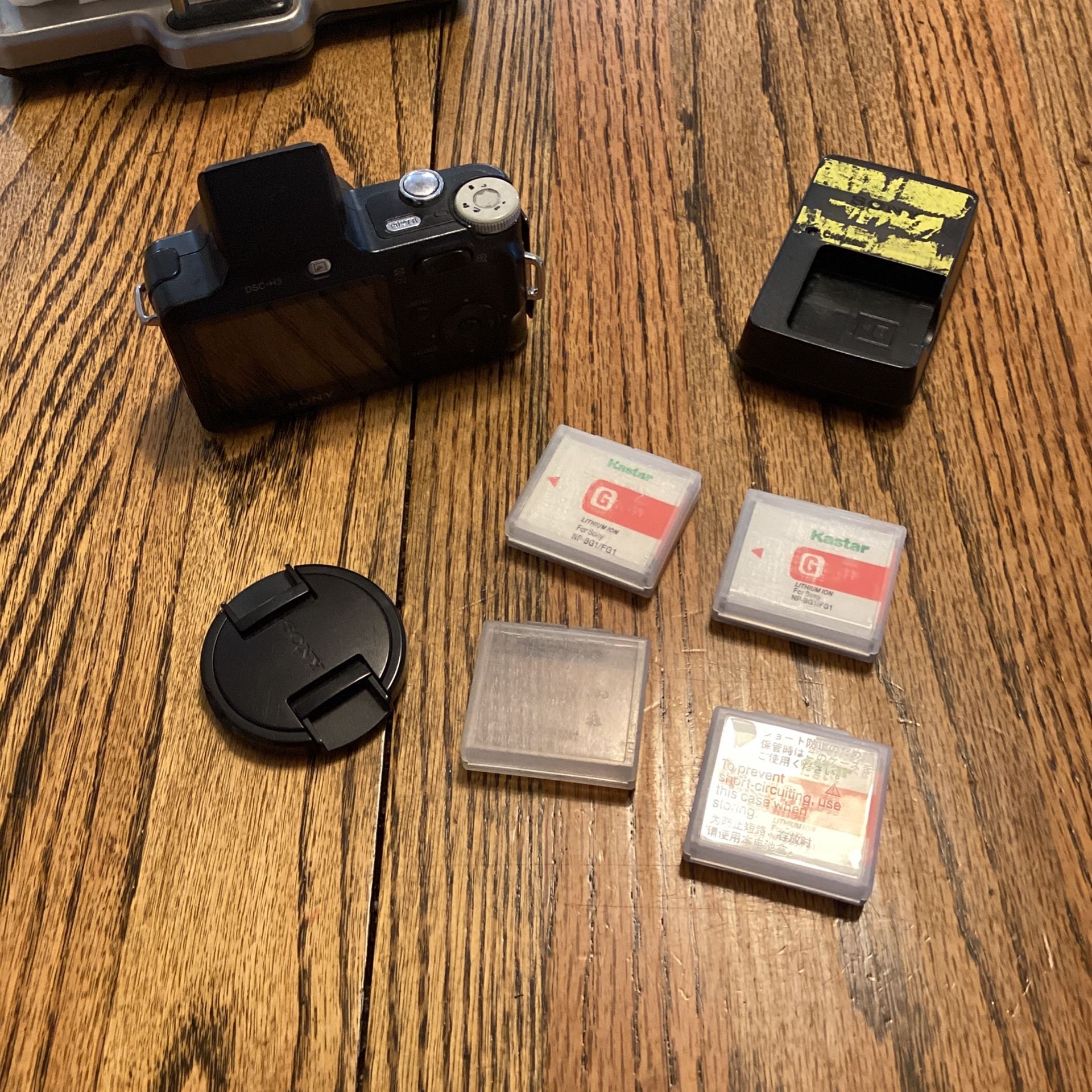 Sony DSC-H3 With 4 Batteries And Charger