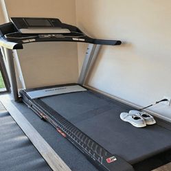 Expert Treadmill - Improve Your Health Routine leg present