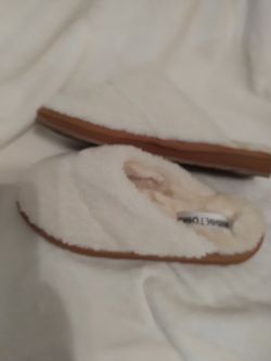 Minnetonka size 8 women's slippers
