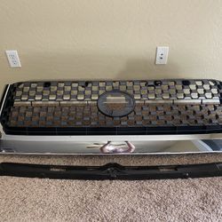 Factory OEM 2018-2021 Toyota Tundra Chrome Grill And Lower Mount Bracket 