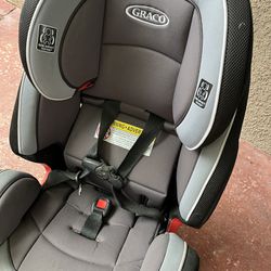 KIDS CAR SEATS (GRACO)