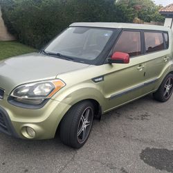 2013 Kia Soul - 111k - Manual - Great MPG