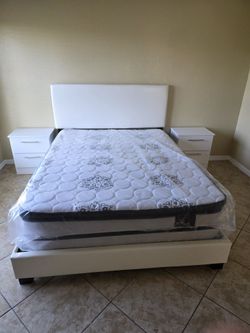 Cama Con Colchón Y 2 mesas de noche