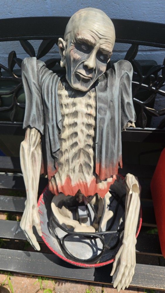 2006 Spirit Halloween Bleeding Corpse Fountain