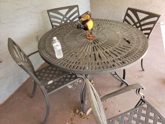 Heavy Duty Table And Chairs New Last Year 900 New Asking 300$