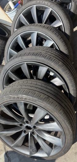 Tesla Model S wheels and tires 21’