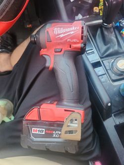 Milwaukee M18 FUEL 1/4 in. Cordless Brushless Impact Driver Tool + 5.0 battery