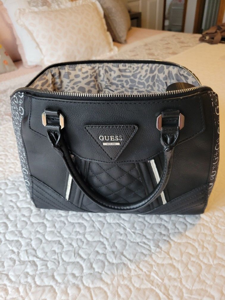 GUESS BLACK AND WHITE PURSE. BLACK BILLFOLD. BOTH USED ONLY A FEW TIMES. IN EXCELLENT CONDITION. NO FLAWS OR STAINS. SEE DESCRIPTION & PICTURES