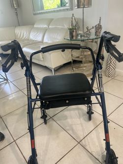 Andador para adultos rollator  , 250 libras ,poco uso como nuevo