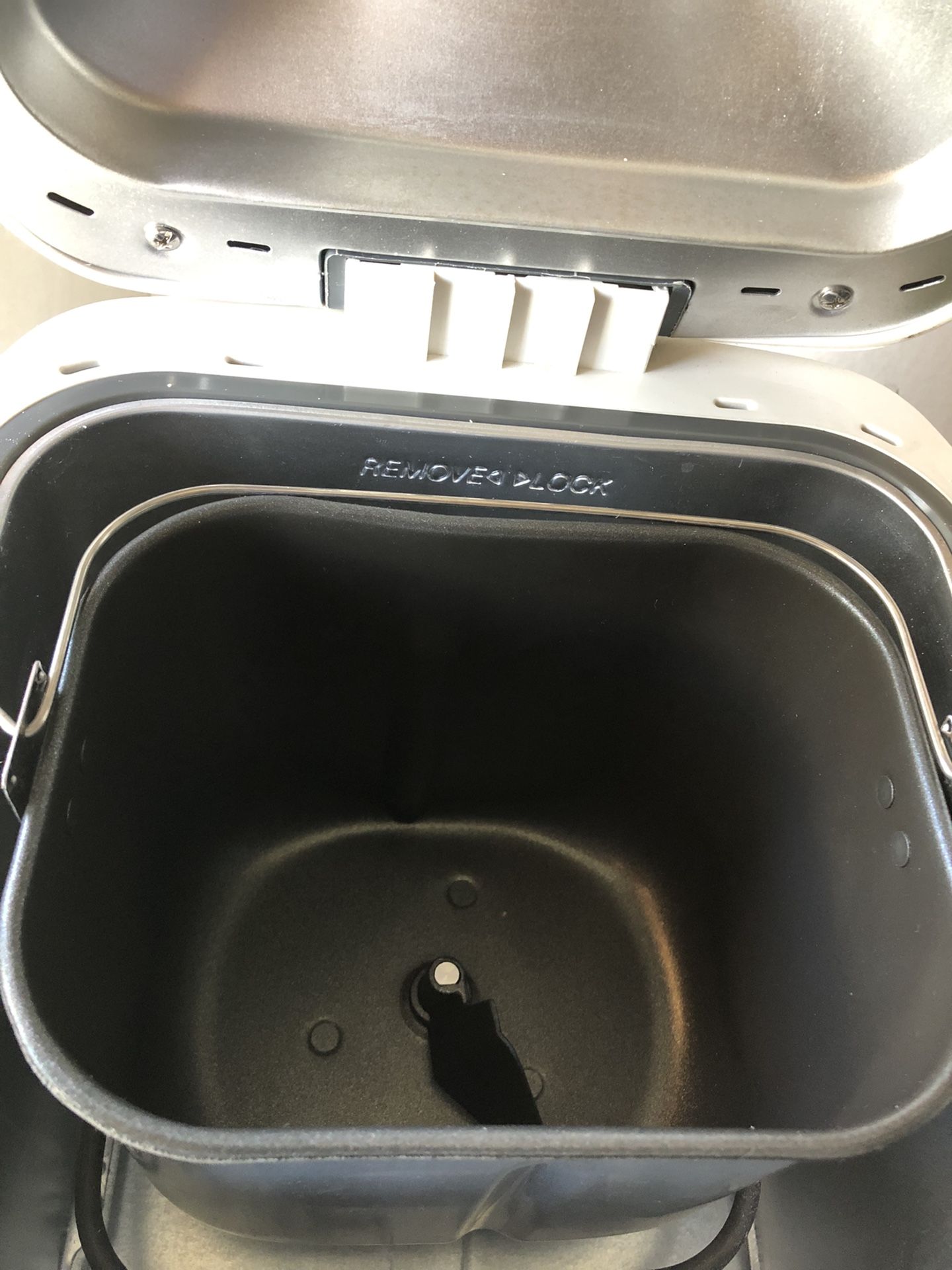Like NEW Sunbeam 2 pounds capacity bread maker in great working condition