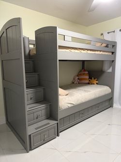 Twin bunk bed