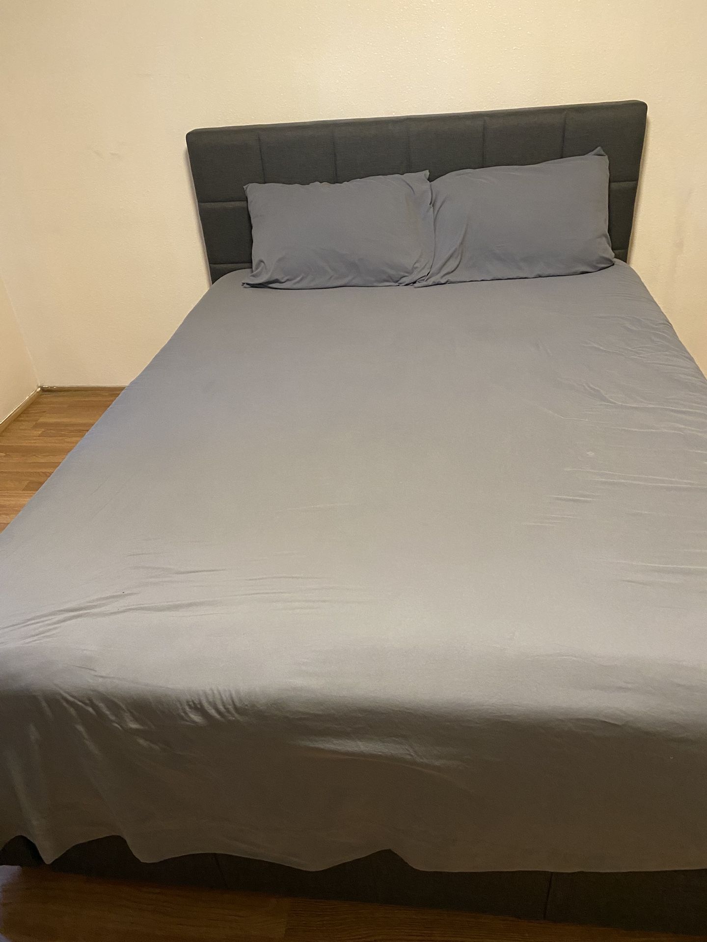Queen Size Bed Selling By Saturday