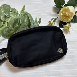 Lululemon Everywhere Black/Golden Belt bag
