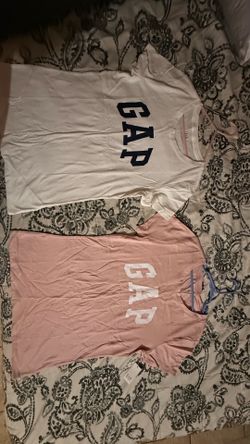 2 GAP SHIRT IN A PACk