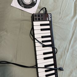 Akai Professional LPK25 - USB MIDI Keyboard Controller with 25 Responsive Synth Keys for Mac and PC, Arpeggiator and Music Production Software,black