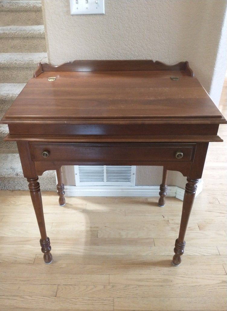 Writing Desk; Vintage Style, Cherry Wood, Wellmade.