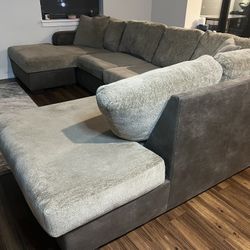 Spacious Modern Sectional Sofa – Comfortable & Stylish!