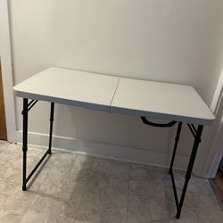 Folding table