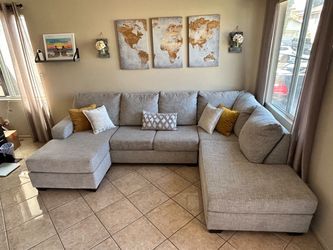 DELIVERY AVAILABLE 🚛! Gorgeous Beige sectional couch with double chaise