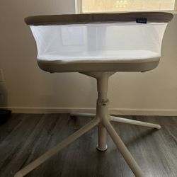 Halo Bassinest Swivel Sleeper- Used only a few times!