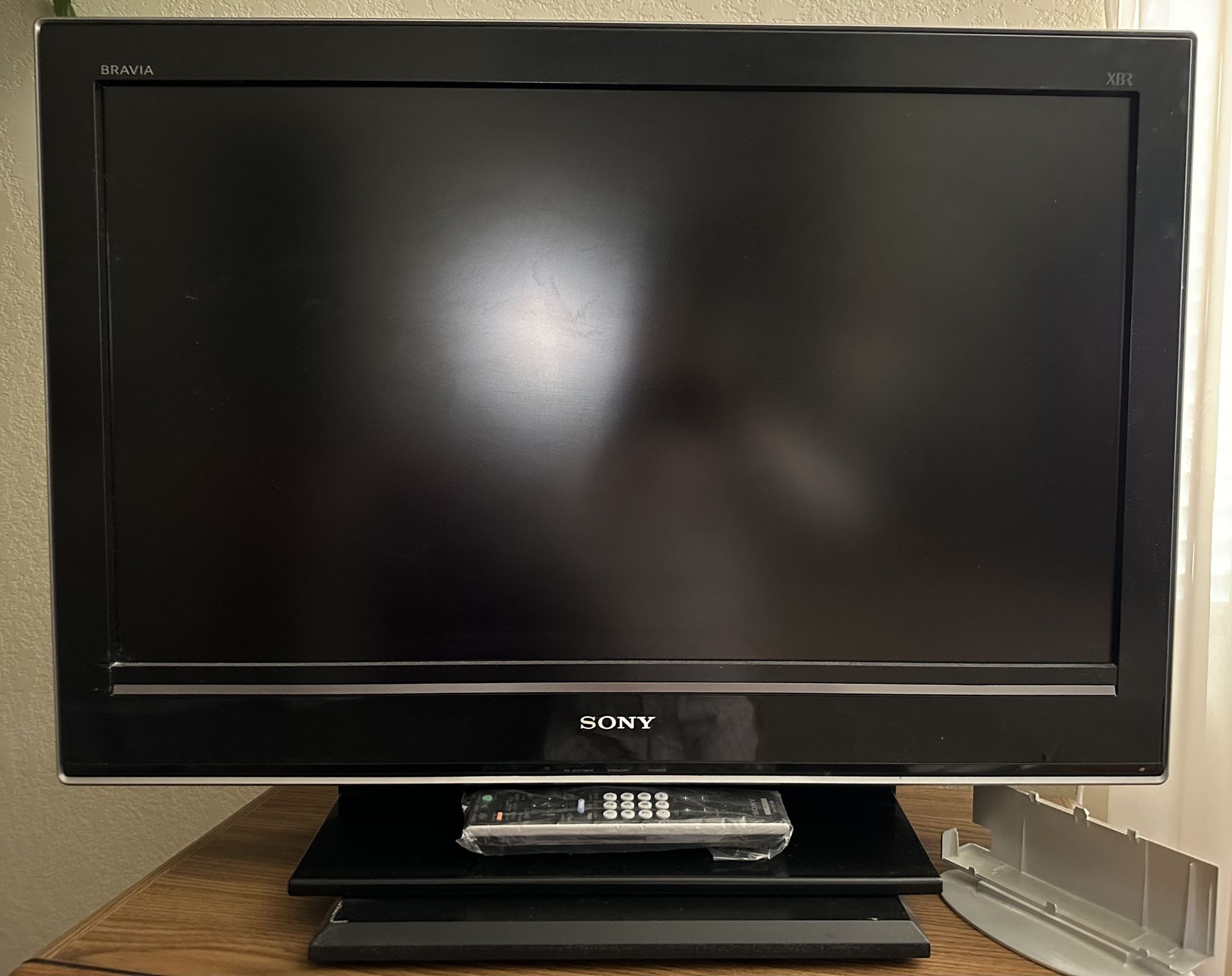 Sony Bravia KDL32XBR4 32” Flatscreen LCD Color TV W/Remote & Swivel Stand for Sale in Mesa, AZ