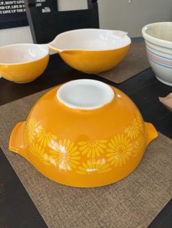 PYREX Daisy Floral Mixing Bowl Set Orange Yellow White Nesting Glass. 3 bowls