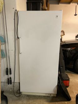 GE FREEZER 25 cu ft white in excellent condition