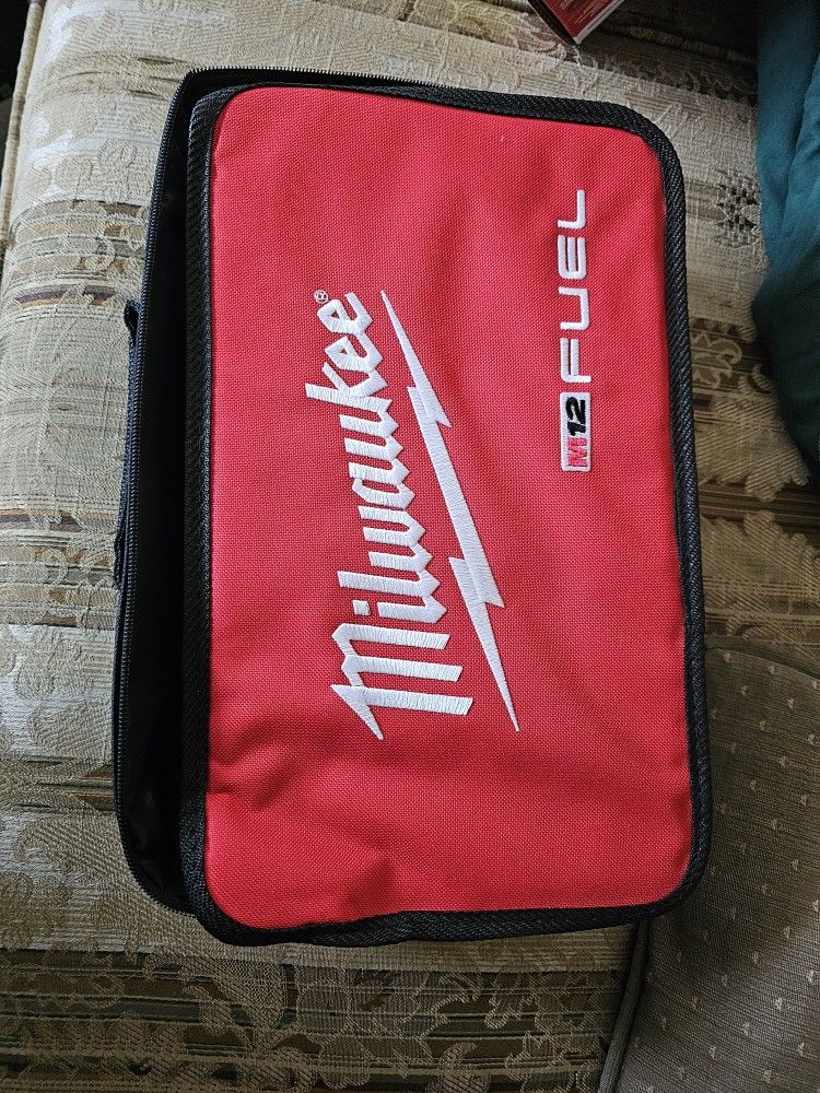 MILWAUKEE FUEL BAG 14X8.5X 3.5 INCH, BRAND. NEW, MORE THAN 1 AVAILABLE, NEW,