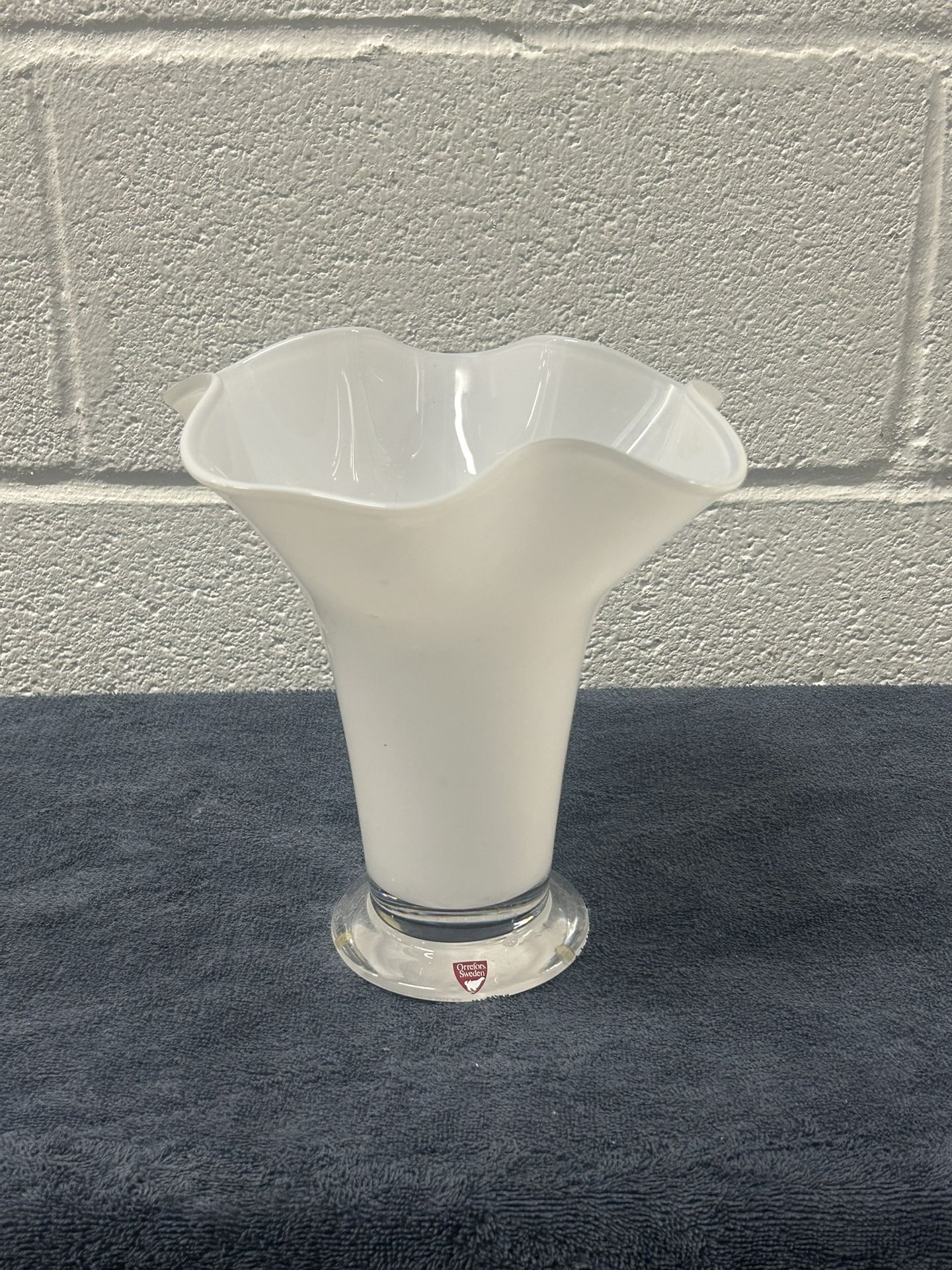 Flawless: Orrefors Medium Clear White Chanterelle (Vase 8 1/4 "tall ) Signed Anne Nilsson