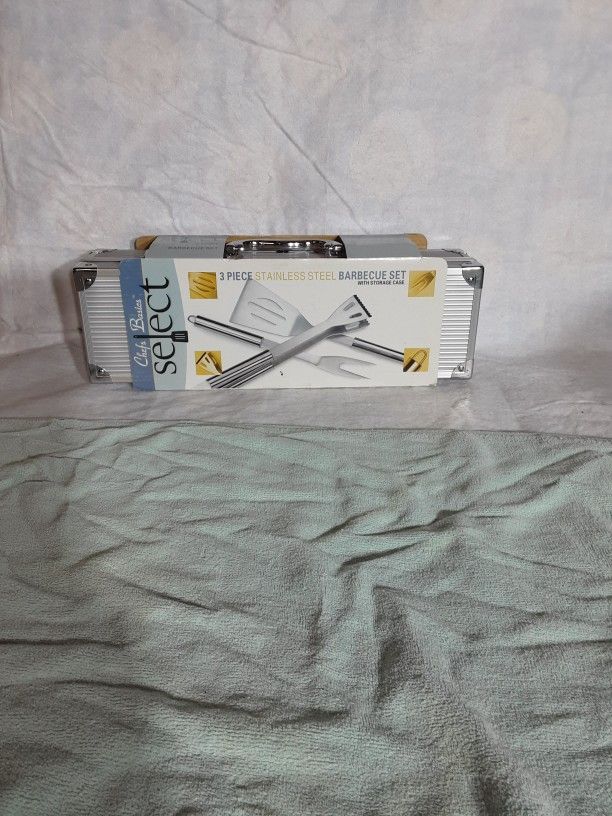 Three piece barbecue set in cary case