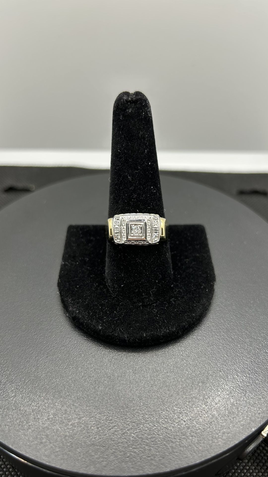 10KY .09CTW Diamond Men’s Band
