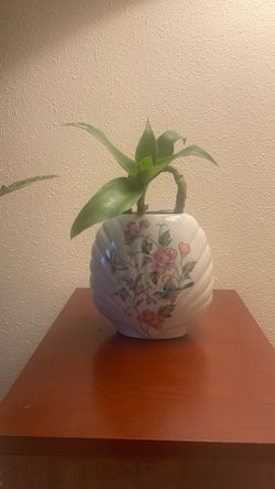 Clam Shell Shape Vase Bouquet Pattern Gold Rim Rose Violet Fine China of Japan with life plant