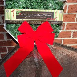 Lighted Christmas Wreaths With Red Bows