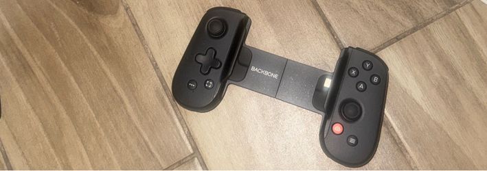 Backbone One Mobile Gaming Controller – Excellent Condition
