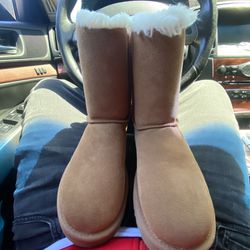 Woman’s UGG Size 6 