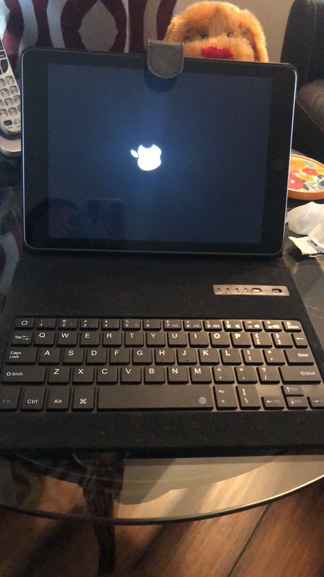 2018 Apple IPad 9.7” w/ 32GB WiFi Tablet w/ Bluetooth for Sale Includes Keyboard attachment Case!