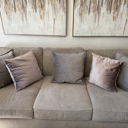 SOFÁ, COFFE TABLE, ND COUCH