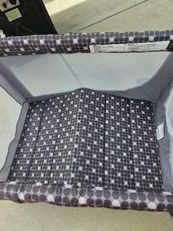 Travel playpen