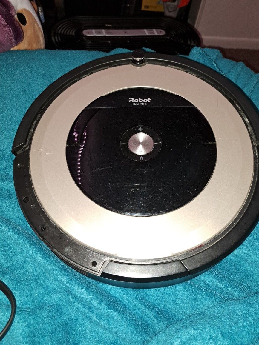 I Robot Roomba 891 Includes Charger.