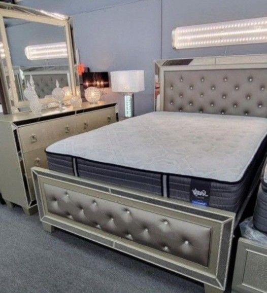 ✅️ 4 pc Bedroom Set in Silver Finish Wood w/Faux Leather Headboard✅️(Mattress not included)