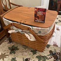 Longaberger Picnic Basket With Plastic Insert, Liner, And Service For 4