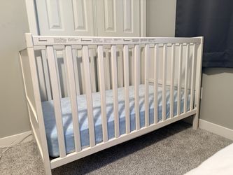 White crib with mattress
