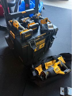 Dewalt 20v Max 4 tool kit Hammer drill, Impact driver, Multi-tool, reciprocating saw, batteries 4Ah.