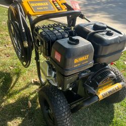 DeWalt 4400PSI 4.0GPM Gas Cold Water Pressure Washer