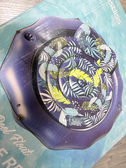 Pool float with cup holder