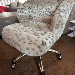 Pottery Barn Teen Faux fur swivel desk chair. Good condition.