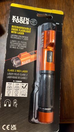Linterna recargable con 2 niveles de alumbrado y láser de punto incluido