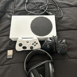 Xbox Series S Bundle ( 1 TB SSD, 2 Controllers, Sennheiser Headphones)