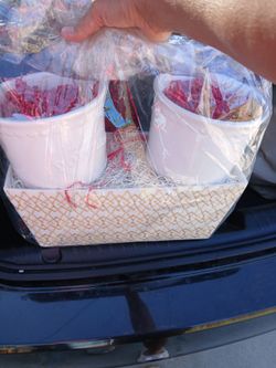 Popcorn  ceramic  bucket  and  basket