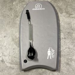 Manta boogie board and fins(2 pair)